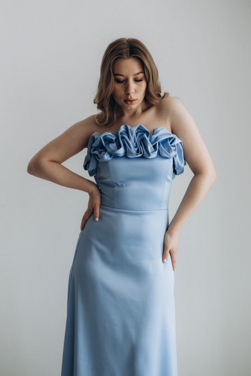 Сукня атласна довжини максі блакитного кольору із шлейфом [016-0224]