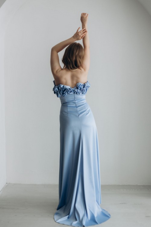 Платье атласное длины макси голубого цвета со шлейфом [016-0224]