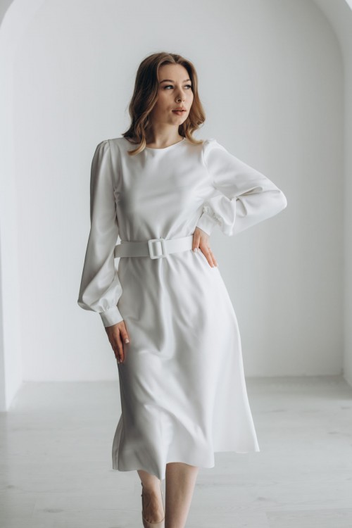 Платье белое атласное длины меди с поясом [021-0124]