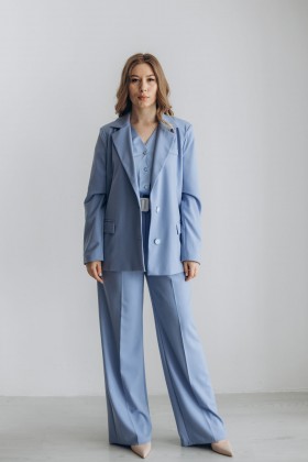 Костюм блакитного кольору із подовженим піджаком [096-0224]