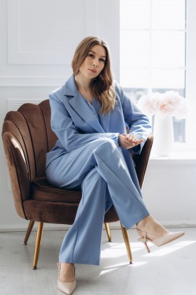 Костюм блакитного кольору із подовженим піджаком [096-0224]