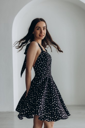 Сукня чорна в білий горох з відкритою спиною [0201-0424]
