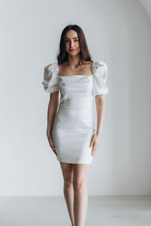 Платье мини белое атласное с пышным рукавом [021-0624]