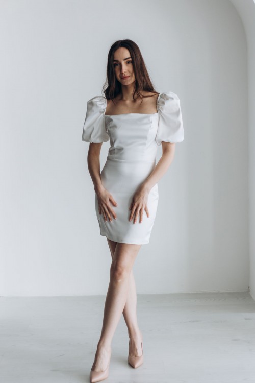 Сукня міні біла атласна з пишним рукавом [021-0624]