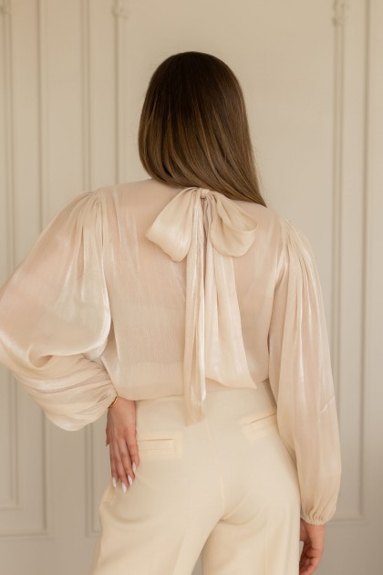 Блуза ванільного кольору із пишним рукавом "Вуаль" [033-0126]