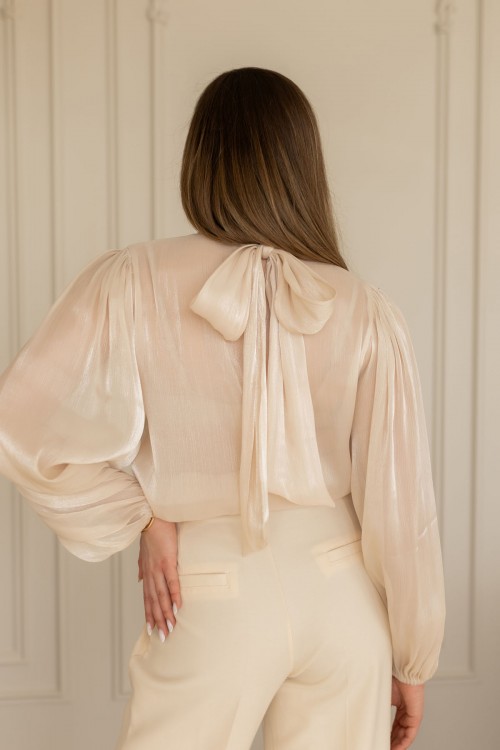 Блуза ванільного кольору із пишним рукавом "Вуаль" [033-0126]