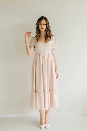 Сукня ніжно пудрового кольору із рюшею внизу 023-0823