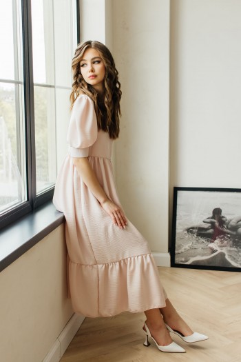Сукня ніжно пудрового кольору із рюшею внизу 023-0823