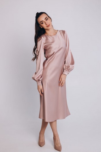 Сукня атласна довжини міді пудра з поясом [023-1124]