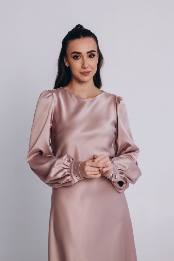 Сукня атласна довжини міді пудра з поясом [023-1124]