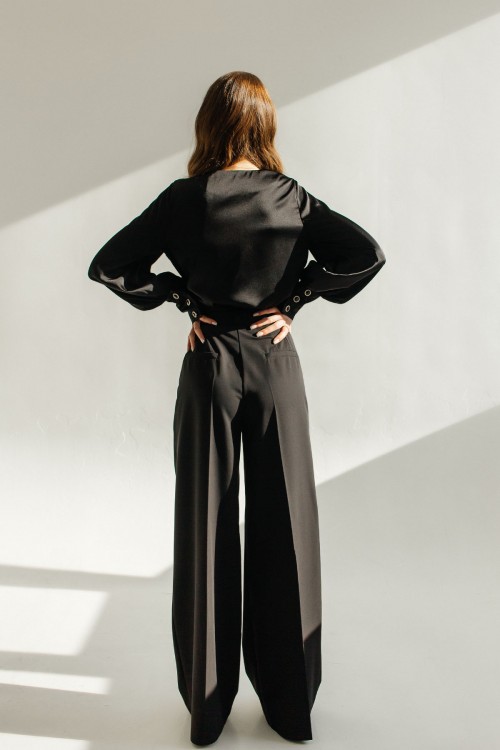 Блуза черная шелковая с золотистыми пуговицами 030-0423