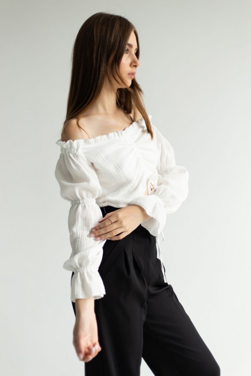 Блуза біла із муслінової ніжної тканини [031-0124]