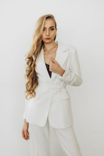 Костюм белый пиджак с поясом и брюки прямого кроя "Милана"   [091-0825]