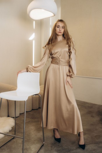  Платье атласное длины макси бежевое "Анна" [013-1225]