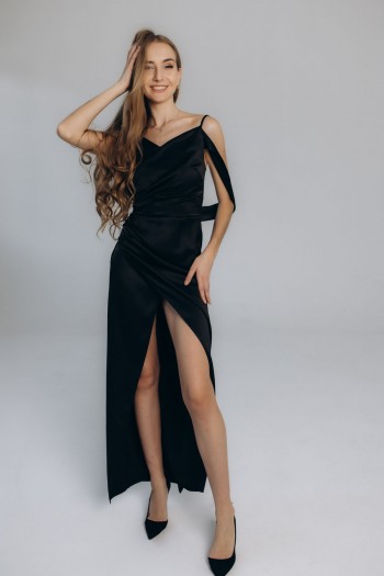 Сукня атласна довжини максі чорна "Афіна" [010-0625]