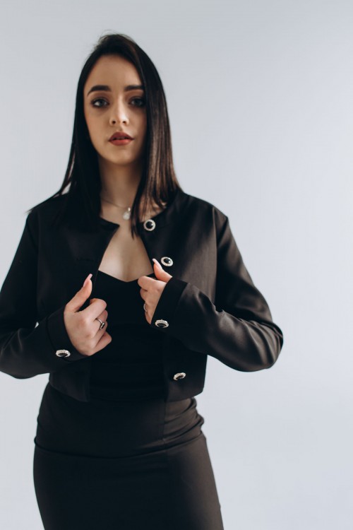 Пиджак черный укороченный с атласными вставками [100-0224]