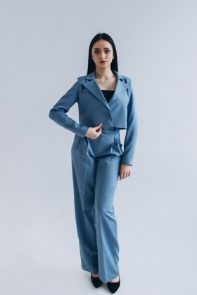 Костюм блакитного кольору з укорочений піджаком та прямими штанами [096-0124]