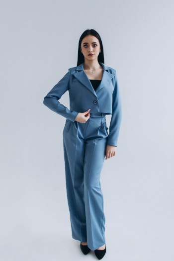 Костюм голубого цвета с укороченным пиджаком и прямыми брюками [096-0124]