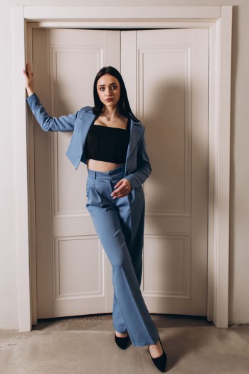 Костюм голубого цвета с укороченным пиджаком и прямыми брюками [096-0124]