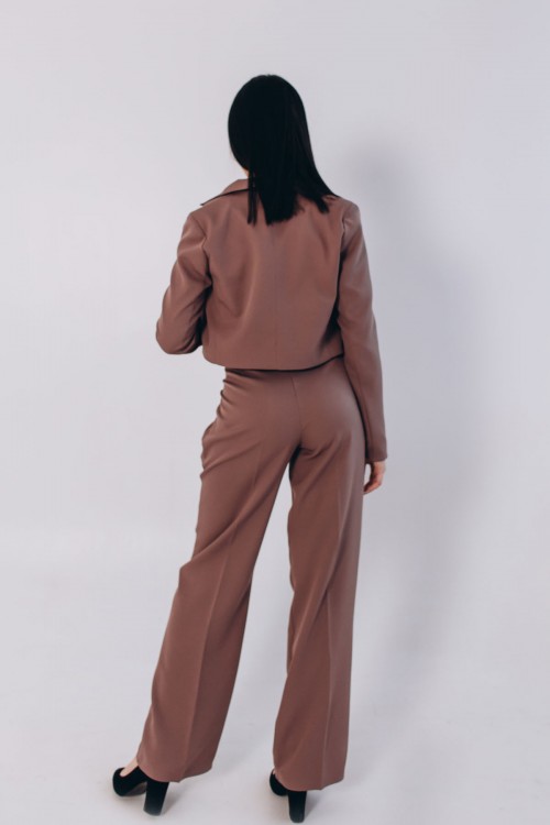 Костюм цвета моко с укороченным пиджаком и прямыми брюками [093-0124]