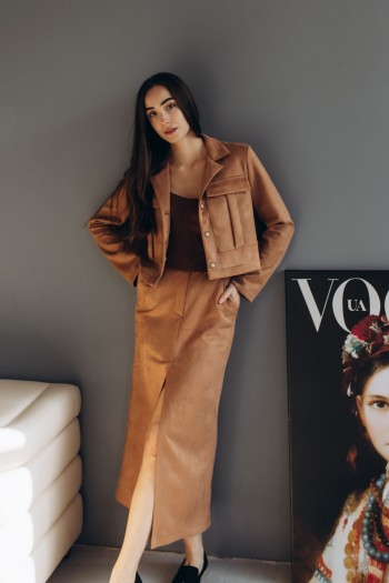 Спідниця замшева карамельна міді довжини із розпіркою [063-0924]